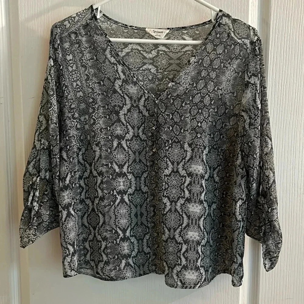 Women’s Kirious animal print size Large blouse ptp approx 20” Lgth approx 22EUC